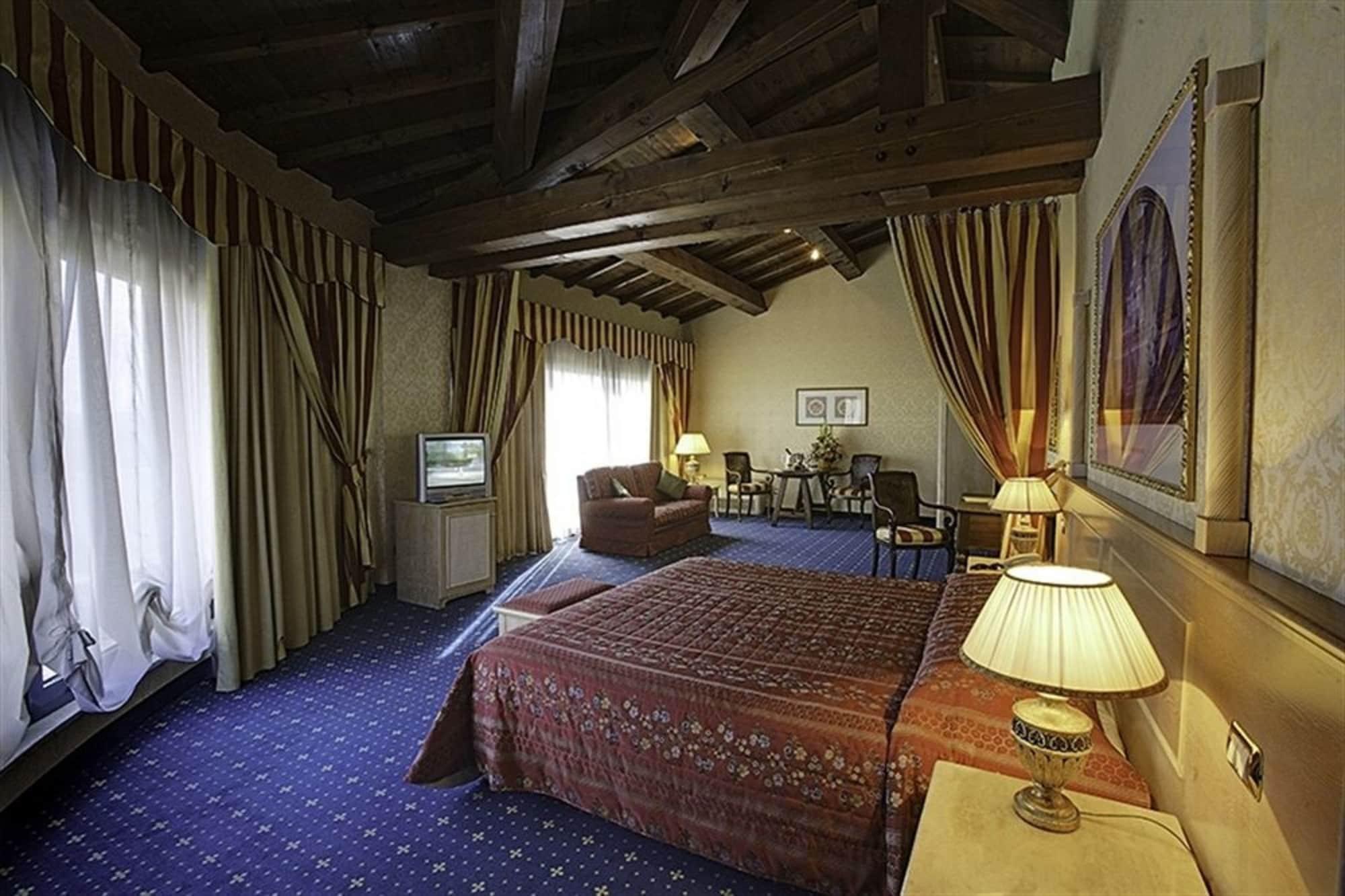 Hotel Orologio Ferrara Esterno foto